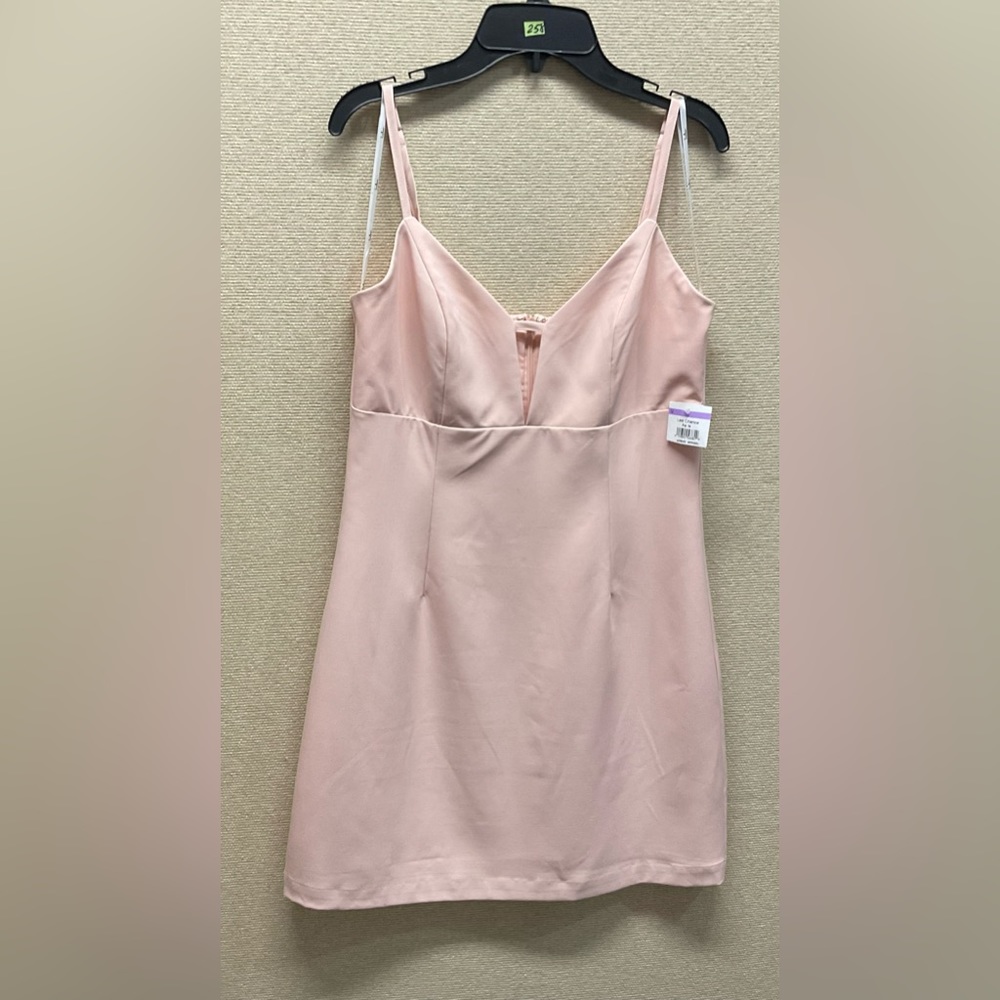 🌟 LULU’S Mini Light Pink Dress
